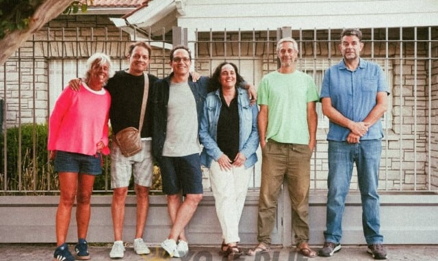 Lorena De Roni, Rodrigo Etchegaray, Pedro Etchegaray, Marina Etchegaray, Leandro De Roni y Lucas De Roni, todos reunidos este martes ante el chalet de la calle San Lorenzo. Foto: Joaquín Monti / Yo te dije