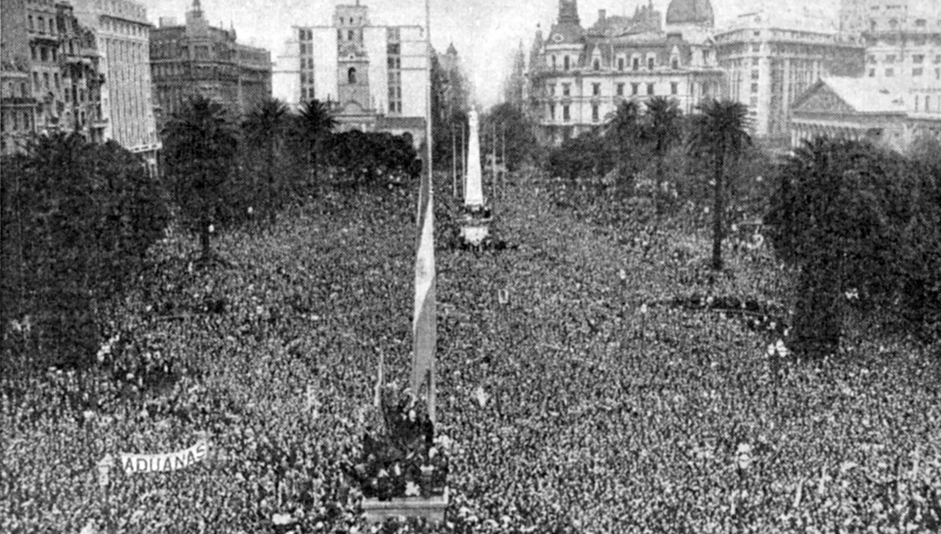 El 17 de octubre de 1945 Perón salió al balcón a hablarle a una multitud que se instaló en Plaza de Mayo desde temprano, exigiendo su liberación
