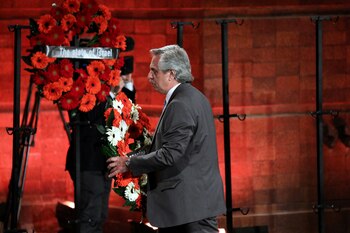 El presidente argentino, Alberto Fernández, presenta la corona de flores en representación del país durante el Foro del Holocausto. Foto: Abir Sultan/ REUTERS