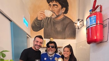 El periodista al que su papá y Maradona se le aparecieron en un sueño y fundó un café en homenaje al Diez: “Nos sentimos bendecidos”