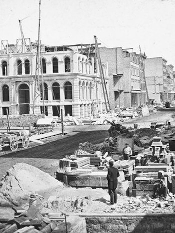Hubo diferentes teorías sobre cómo empezó el incendio, aunque nunca se pudo establecer su origen con certeza. Cuando finalmente se extinguió, la reconstrucción de la ciudad comenzó casi de inmediato