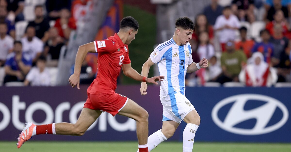 A Argentina derrotou a Tunísia por 1 a 0 e se classificou para a próxima fase da Copa do Mundo Sub-17. A Argentina derrotou a Tunísia por 1 a 0 e se classificou para a próxima fase da Copa do Mundo Sub-17.