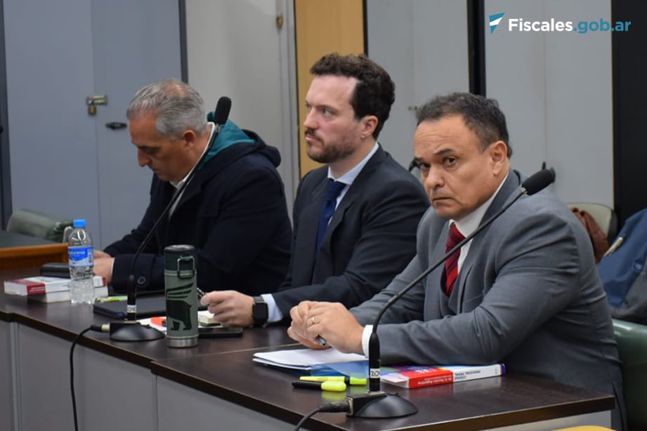 El ex secretario judicial Pablo Carlos Molina (el primero de la izquierda) junto a sus abogados defensores (Fotografía: fiscales.gob.ar).