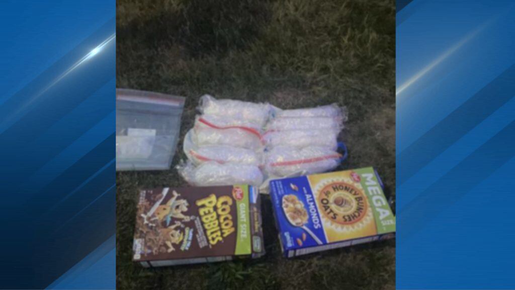 Las autoridades decomisaron 13 kilos de metanfetamina y 10,000 pastillas de fentanilo durante el operativo. (Foto: Cortesía)
