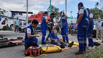 Las autoridades respondieron a la colisión ocurrida este miércoles, en la que ciudadanos y miembros de Cruz Verde colaboraron para rescatar y atender a las víctimas involucradas en el hecho vial (Foto cortesía Cruz Verde Salvadoreña)