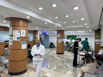 Pacientes y personal médico transitan