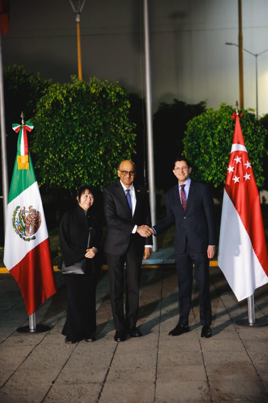 Roberto Velasco encabezó la recepción oficial del presidente Tharman Shanmugaratnam a su llegada a México. (Crédito: Sre_mx)