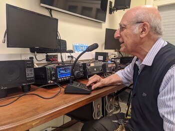 Carlos Linares en una comunicación