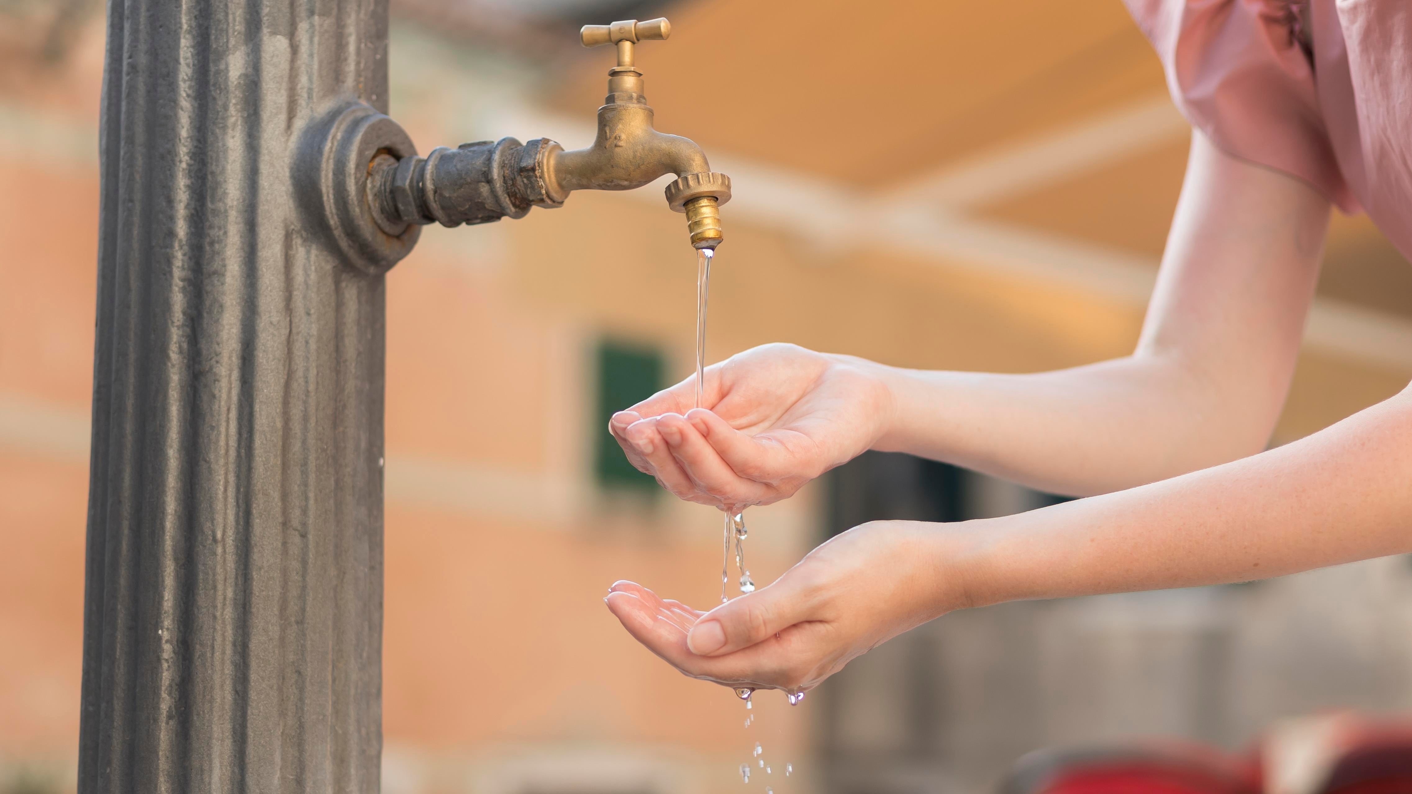 La EAAB recomienda a los usuarios llenar el tanque de reserva de sus viviendas antes del corte, consumir el agua almacenada en recipientes antes de 24 horas y priorizar el uso racional del recurso - crédito Freepik
