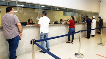 Contribuyentes gestionan trámites ante el personal de atención de la Alcaldía de Panamá (Foto cortesía Alcaldía de Panamá).