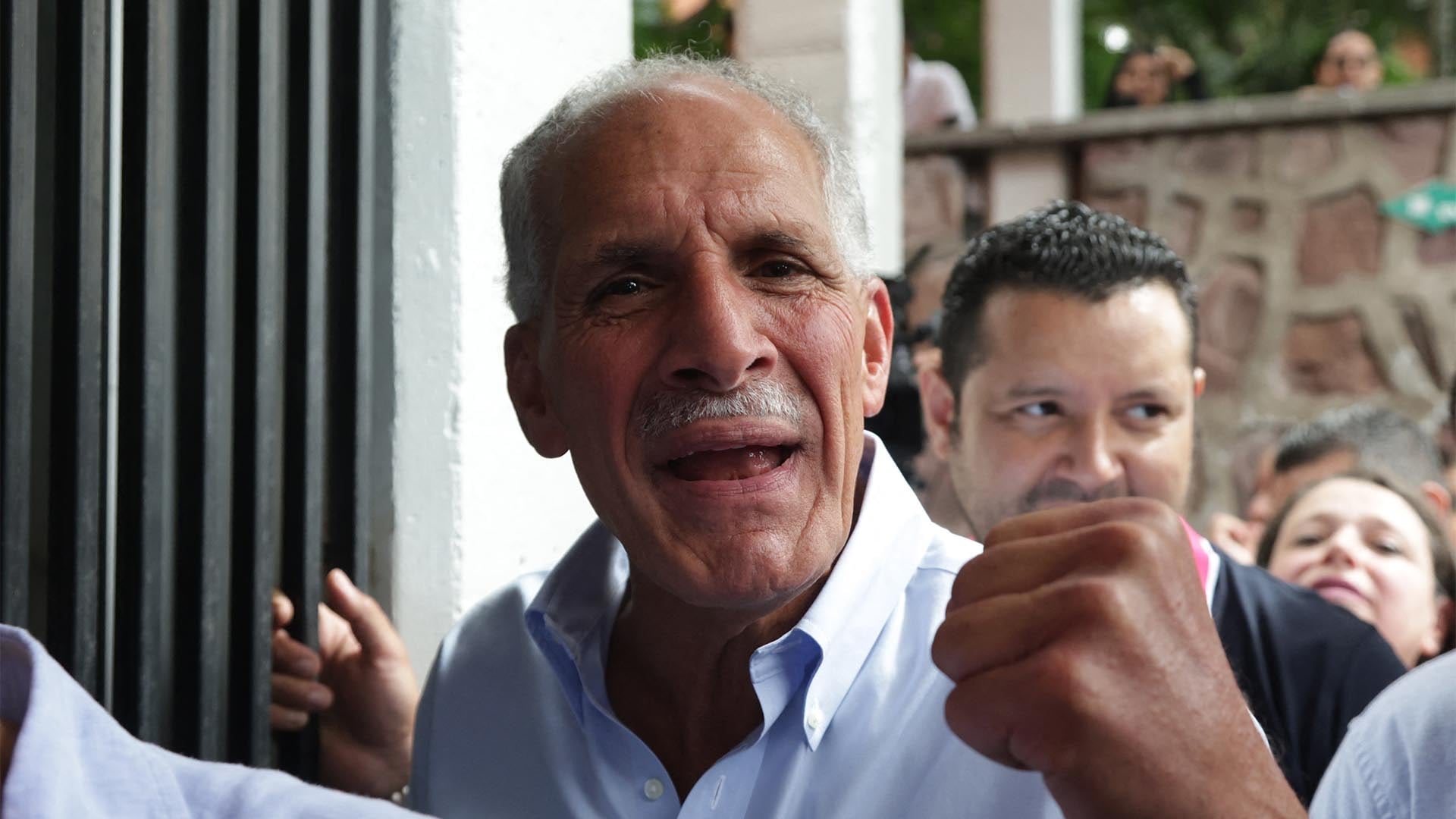 El candidato presidencial hondureño del Partido Nacional, Nasry Asfura, levanta el puño cerrado al llegar a emitir su voto en Tegucigalpa el 30 de noviembre de 2025. (Foto de Lucas Aguayo / AFP)