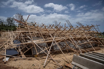 Un edificio en construcción quedó derrumbado tras los fuertes vientos y las intensas lluvias provocadas por el supertifón Bavi en Guam (Yuichi YAMAZAKI / AFP)