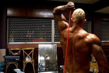 Przemyslaw Gebicki ejercitando su cuerpo