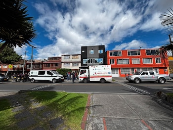 Los operativos simultáneos del 9 de julio en Bogotá identificaron procedimientos invasivos sin habilitación y derivaron en suspensiones de servicios, decomisos y destrucción de medicamentos y dispositivos médicos - crédito Alcaldía de Bogotá
