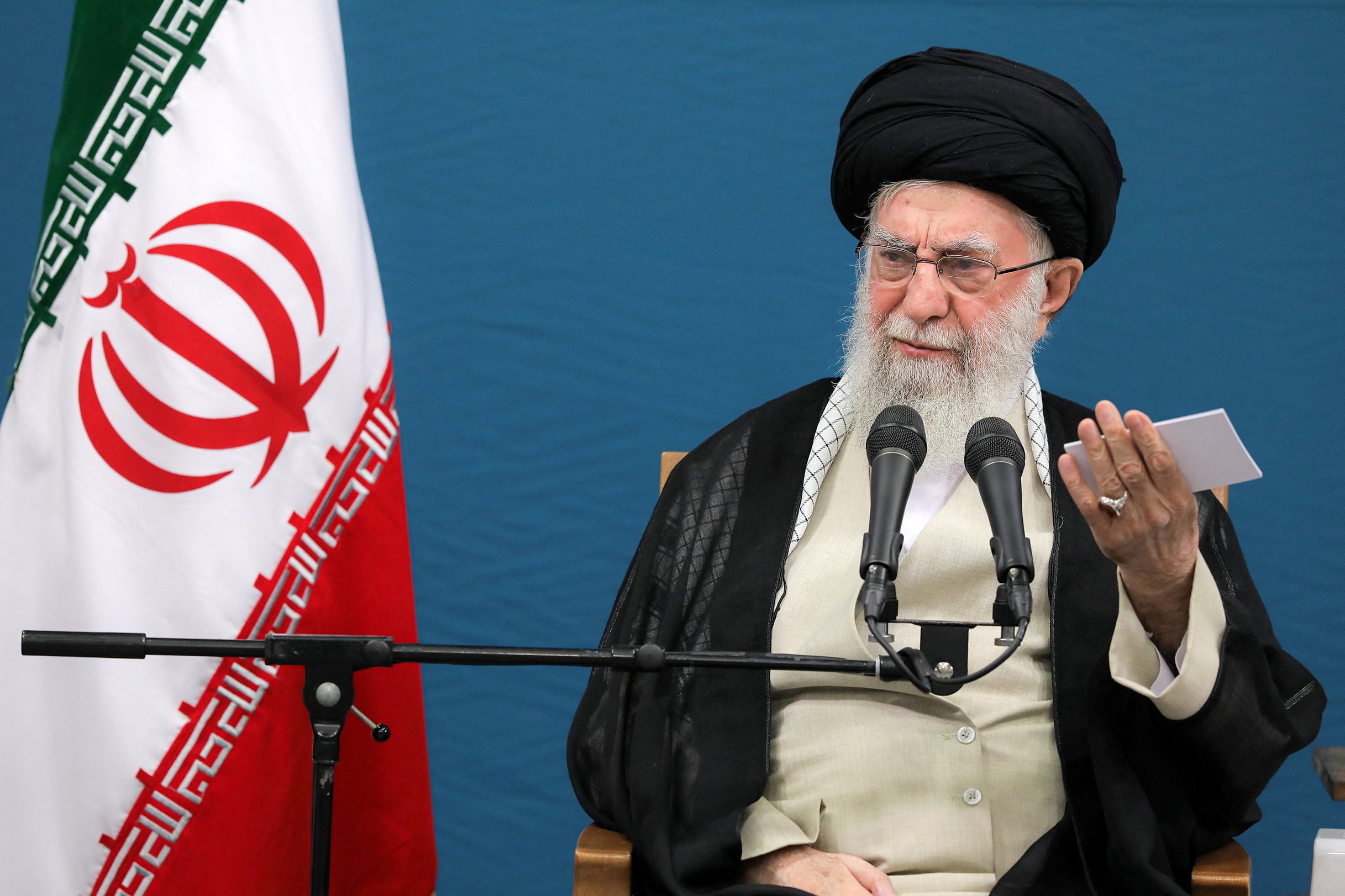 El líder supremo de Irán, el ayatolá Ali Khamenei, habla durante una reunión con el presidente de Irán, Masoud Pezeshkian, y su gabinete en Teherán, Irán, el 27 de agosto de 2024 (REUTERS)