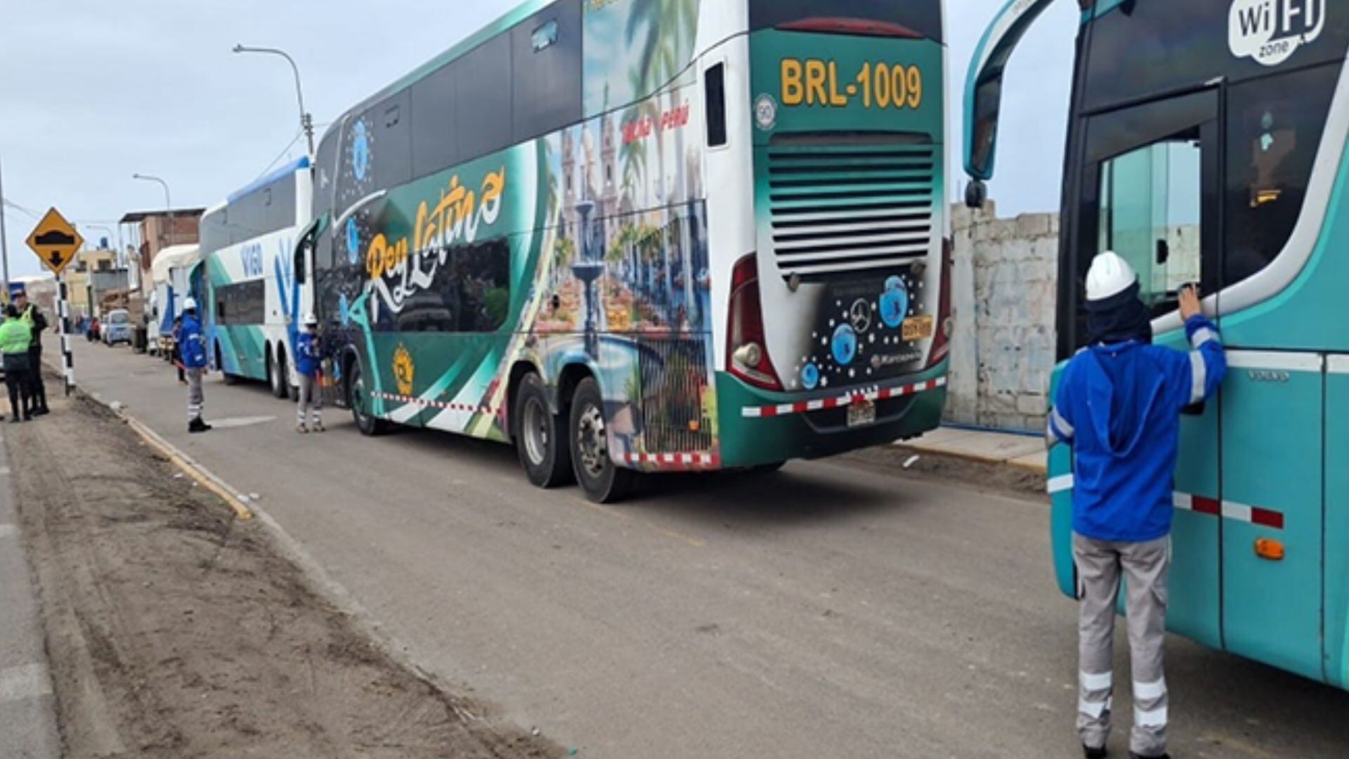 Las autoridades los trasladaron al Terminal Terrestre de Arequipa y luego a Seguridad del Estado, quedando a cargo de Migraciones - Créditos: Sutran.