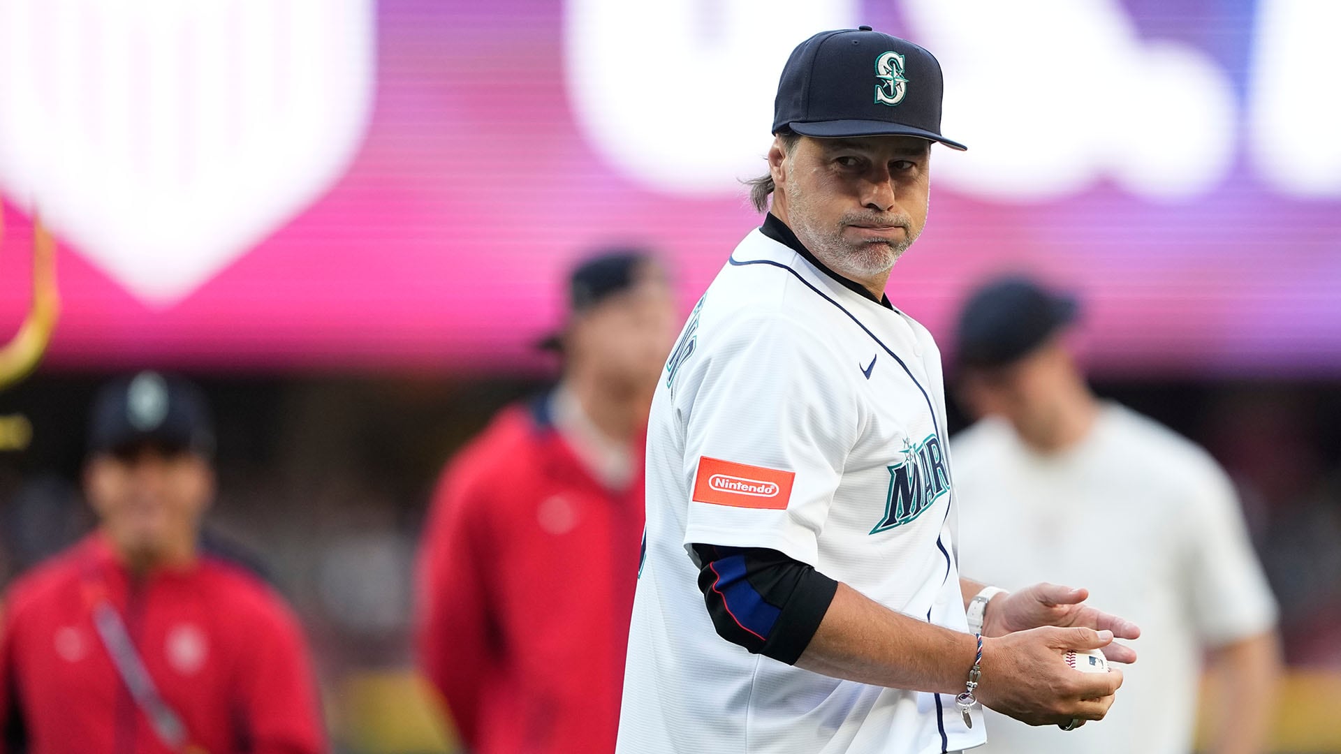 Mauricio Pochettino lanzó la primera bola en el juego de los Seattle Mariners y los Toronto Blue Jays en Seattle (AP Photo/Lindsey Wasson)