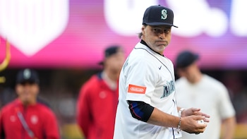 El entrenador de la Selección de Estados Unidos, Mauricio Pochettino, lanzó la primera bola en el juego de béisbol de los Seattle Mariners