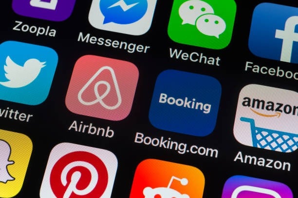 Airbnb expulsó a la huésped tras el incidente y activó su programa AirCover para asistir a la propietaria con la reclamación y el reembolso por daños materiales. (iStock)