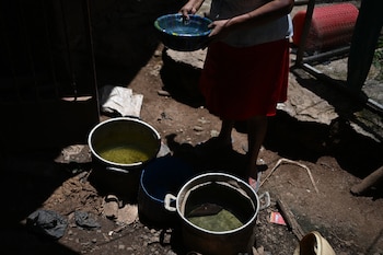 Los arroyos que antes abastecían pequeños sistemas de riego registran caudales bajos, lo que limita el cuidado diario de los cultivos. (Foto Marvin Recinos / AFP)