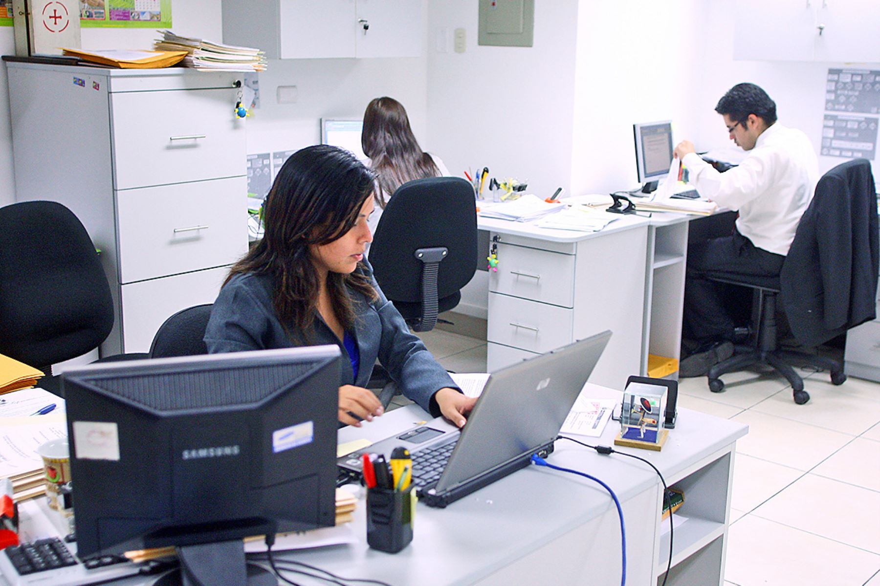 La industria del juicio laboral genera altos costos para las empresas y resultados inciertos para los trabajadores en el país Foto: Andina