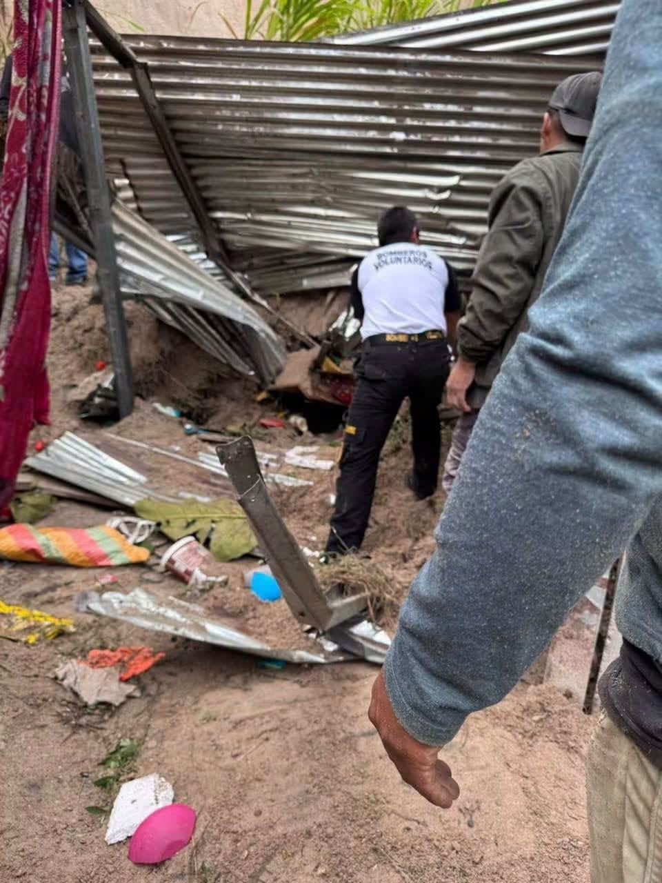 Un desprendimiento de tierra causó la muerte de dos niñas en el caserío Cocol del municipio de Joyabaj. (Bomberos Voluntarios de Guatemala)