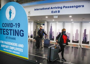 Pasajeros llegan al aeropuerto de