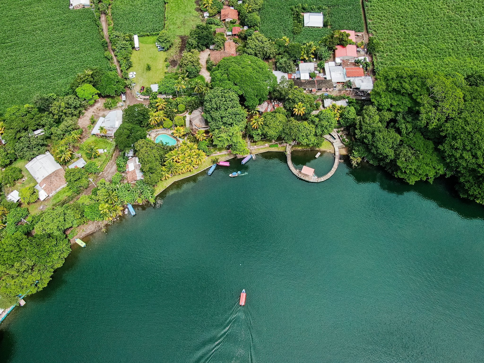 La Laguna de Apastepeque, ubicada en el departamento de San Vicente, El Salvador, es un atractivo natural de origen volcánico. Sus aguas tranquilas y paisajes rodeados de vegetación la convierten en un destino para actividades recreativas y turismo local. Es visitada por familias y turistas que buscan disfrutar de la naturaleza y la tranquilidad del entorno./ (ISTU)