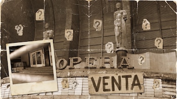 Imagen sepia desgastada de edificio con la palabra OPERA. Un letrero dice VENTA. Estatuas, varios signos de interrogación y una foto polaroid.