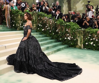 El vestido negro voluminoso con