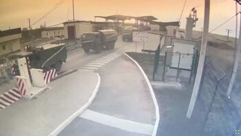 Captura de pantalla de un vídeo que muestra vehículos militares cruzando a la región ucraniana de Kherson (Jersón) desde Crimea a través del puesto de control fronterizo de Kalanchak. Servicio Estatal de Guardia de Fronteras de Ucrania/vía REUTERS.
