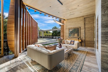 Ubicada en el exclusivo Bel-Air,