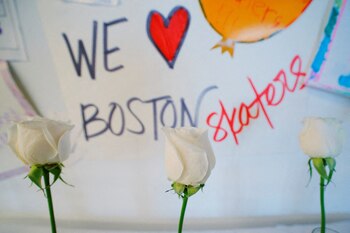 Fotografías, velas y flores forman parte de los homenajes a quienes viajaban en el vuelo 5342 de American Eagle. (REUTERS/Brian Snyder/File Photo)