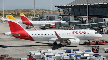 Las aerolíneas concuerdan con la CNMC sobre rebajar las tarifas aeroportuarias un 0,59% anual frente al aumento propuesto por Aena