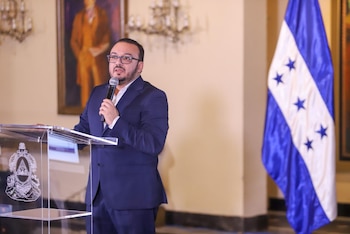Más de 14 mil docentes reciben una nivelación salarial tras 14 años de espera, incrementando sus ingresos de 11 mil a 18 mil lempiras mensuales.