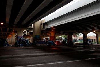 Tiendas de campaña bajo una