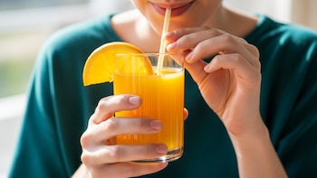 ¿Tomar jugo de naranja puro
