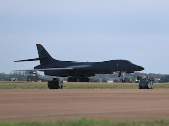 Un bombardero B-1 Lancer estadounidense fue captado el pasado 28 de septiembre en la base aéra RAF Fairford, en Gloucestershire (Gran Bretaña). EFE/Neil Hall