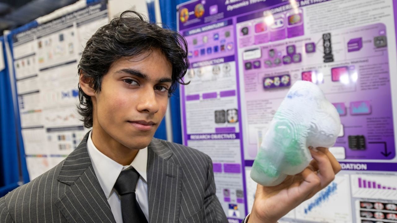 Ameya Kharade, alumno de secundaria en Nuevo Hampshire, creó HALO-Vox; el sistema, probado en 111 ensayos con humanos, superó ampliamente el rendimiento de los dispositivos convencionales (Ameya Kharade)