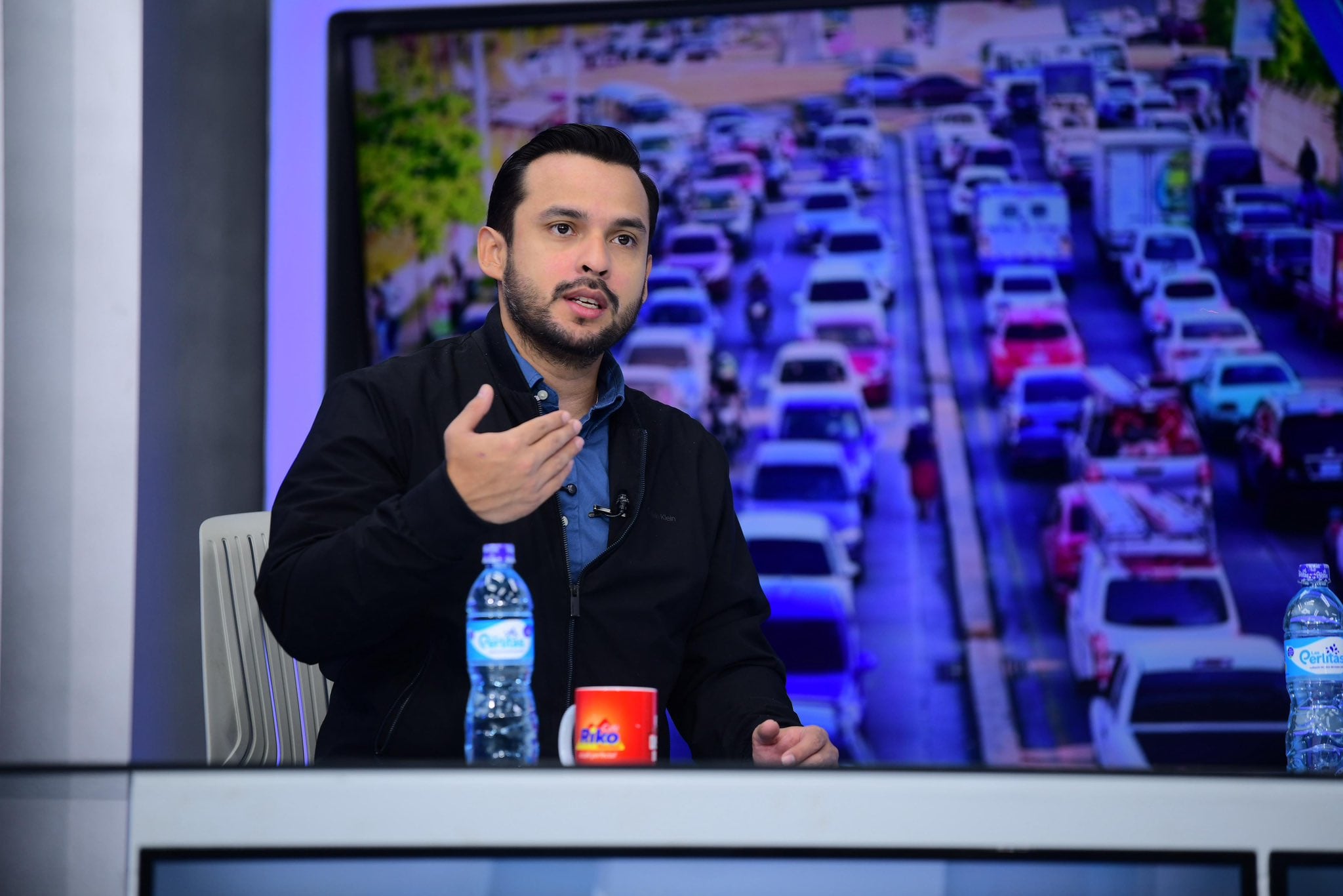 El uso del teléfono celular al conducir figura como la principal causa de siniestros viales y muertes, indica el Viceministerio de Transporte de El Salvador. (Foto cortesía Diálogo 21)