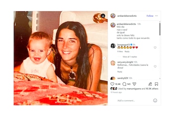 Una foto vintage de Juana Viale con cabello oscuro sonriendo, abrazando a una bebé, Ambar de Benedictis, con cabello claro que ríe