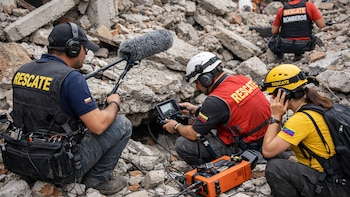 Brigada de sonidistas que escucha lo imperceptible se sumó a la búsqueda de sobrevivientes tras el terremoto en Colombia