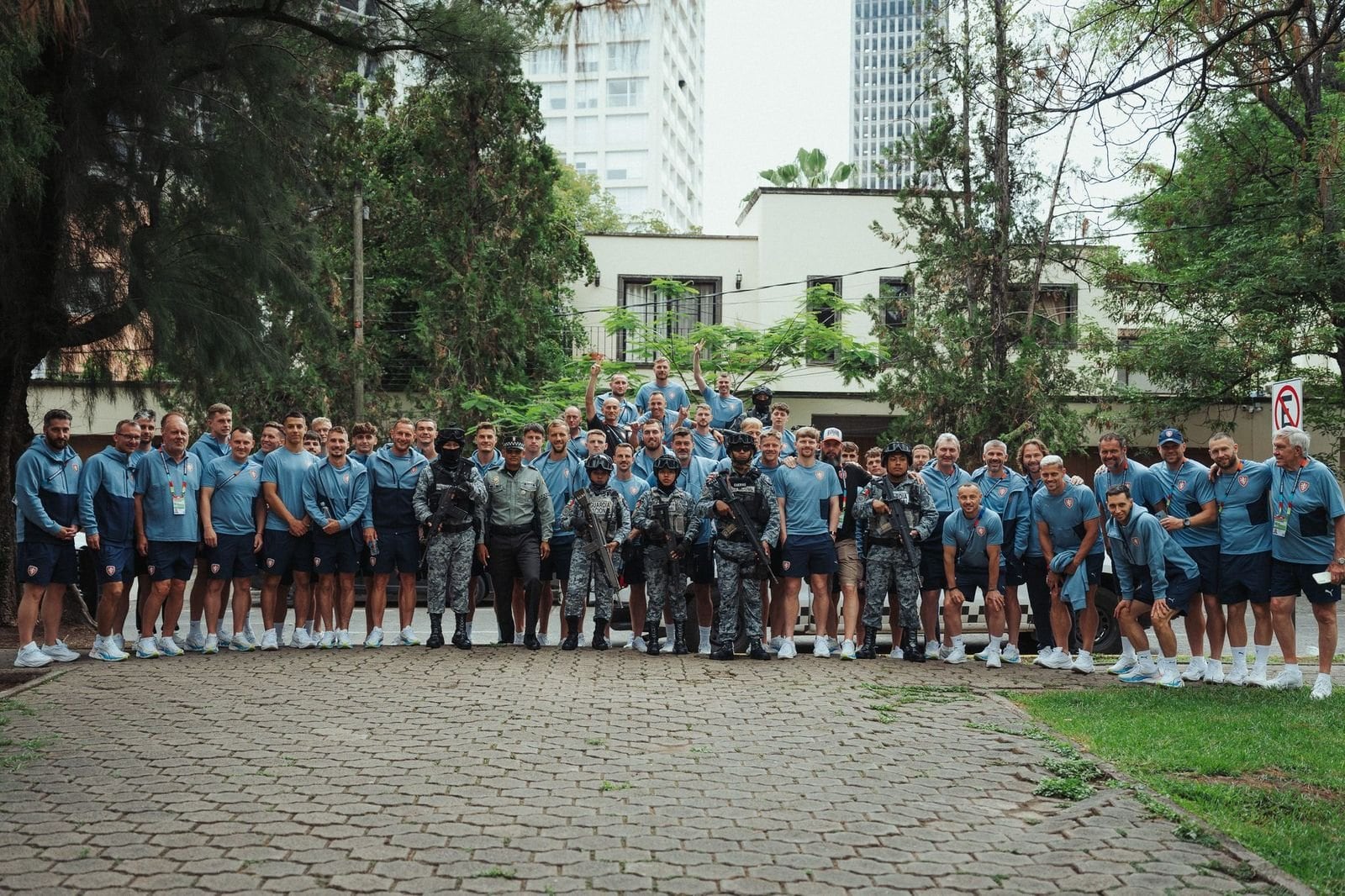 La selección de fútbol y su cuerpo técnico posan junto a miembros de la Guardia Nacional en Guadalajara, México, en la previa de su debut en el Mundial 2026. (X: @ceskarepre_eng)