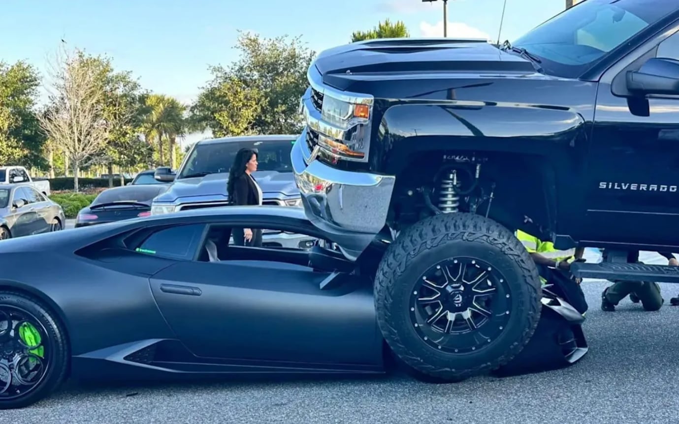 Los videos de seguridad y de testigos captan el momento exacto en que la camioneta arrolla el lujoso Lamborghini Huracán.