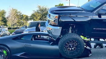 Insolito Accidente en Florida: Camioneta arrolla Lamborghini Huracán