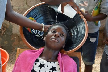 Cadino Chipanga lava las rastas de un cliente en su salón en Mafalala, en las afueras de Maputo, Mozambique, 13 febrero 2020.
REUTERS/Grant Lee Neuenburg