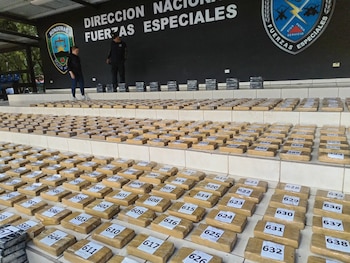 Las autoridades investigan el origen y destino de los dólares decomisados para determinar si existe relación con lavado de activos. (Foto: CHTV)