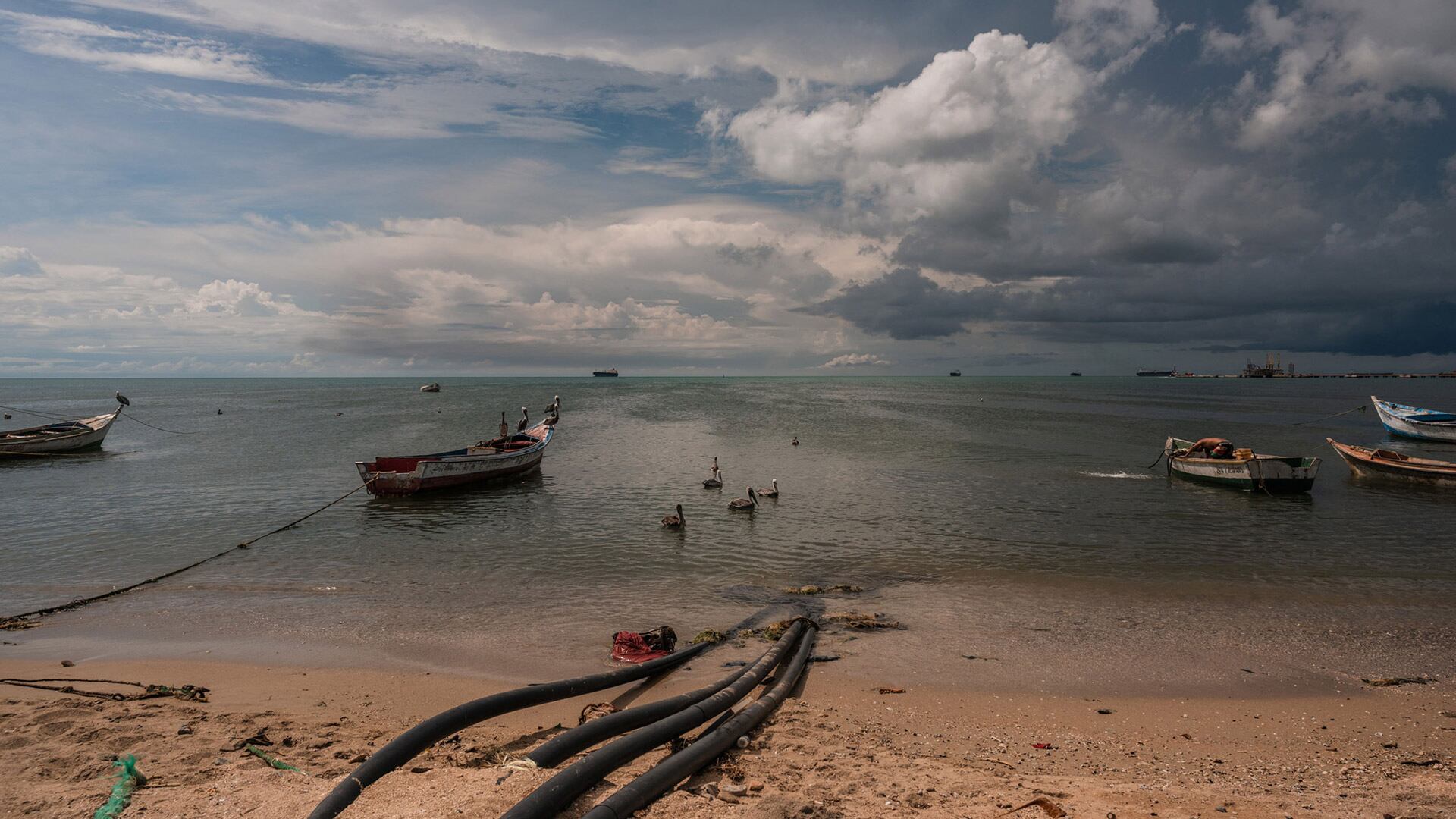 Barcos petroleros en el horizonte, cerca de la refinería de Cardon