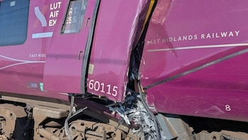 Dos trenes chocaron en Inglaterra: reportan múltiples heridos
