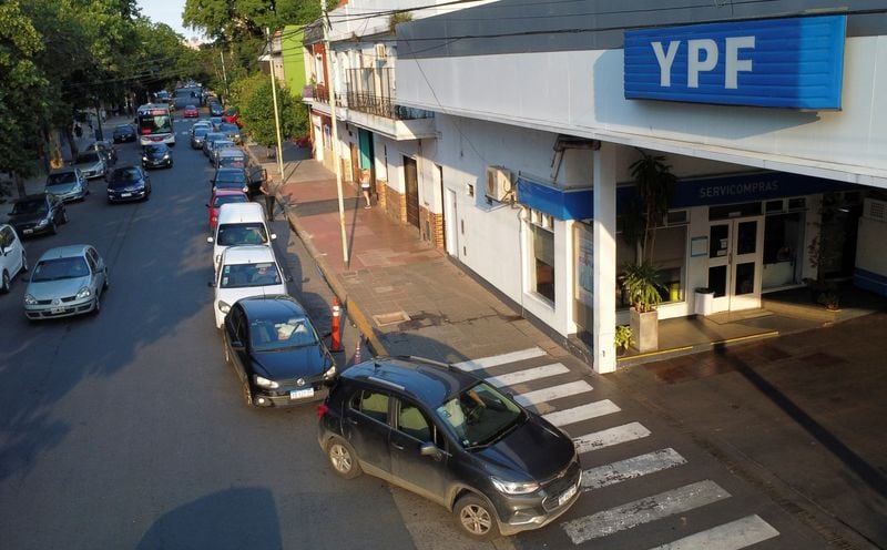 Las petroleras esperan la decisión de YPF respecto a los ajustes de precios en los surtidores. (Reuters)